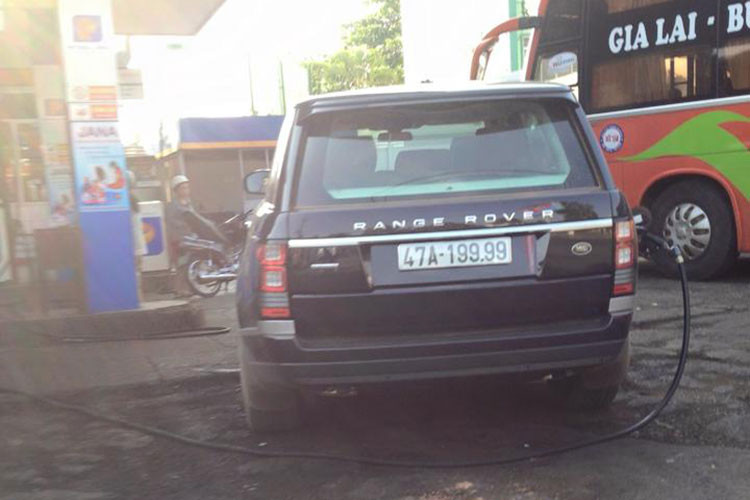 Như vậy, chỉ tính riêng bộ sưu tập xe sang đi kèm biển "tứ hay ngũ quý" của doanh nhân đến từ Đắk Lắk đã có đến 7 chiếc. Đó còn chưa kể đến những chiếc xe đeo biển "bình dân" có mặt trong garage của vị đại gia chơi xe bí ẩn này như BMW Series 5 và Chrysler. 