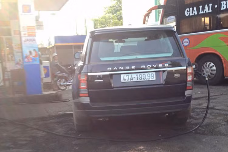 Như vậy, chỉ tính riêng bộ sưu tập xe sang đi kèm biển "tứ hay ngũ quý" của doanh nhân đến từ Đắk Lắk đã có đến 7 chiếc. Đó còn chưa kể đến những chiếc xe đeo biển "bình dân" có mặt trong garage của vị đại gia chơi xe bí ẩn này như BMW Series 5 và Chrysler. 