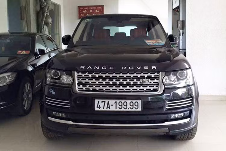 Đáng nể nhất trong số xe này phải kể đến chiếc siêu xe sang Bentley Continental Flying Spur biển "tứ quý" 9 đình đám một thời của doanh nhân Đắk Lắk này. Ngoài ra, chiếc SUV hạng sang Range Rover Autobiography LWB có giá bán không dưới 7 tỷ đồng cũng được người này cho đeo biển "tứ quý" 9 hết sức đẹp mắt.