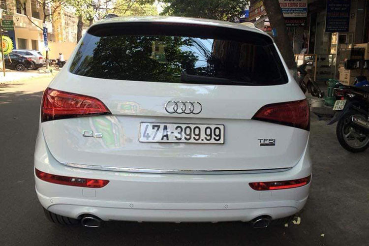 Chiếc Audi Q5 cũng được gắn biển "tứ quý" 9. Ngoài ra, đại gia này còn sở hữu một chiếc xe sang Mercedes S-Class đời cũ đeo biển "tứ quý" 8.