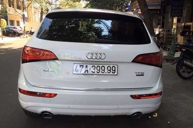 Chiếc Audi Q5 cũng được gắn biển "tứ quý" 9. Ngoài ra, đại gia này còn sở hữu một chiếc xe sang Mercedes S-Class đời cũ đeo biển "tứ quý" 8.