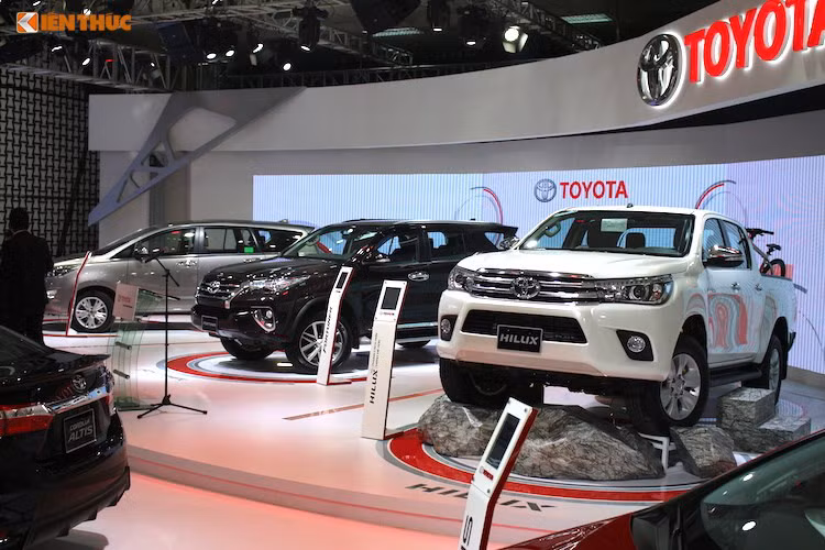 Ngoài ra, trên các phiên bản mới này - Hilux 2.4E &amp; 2.8 G MT được trang bị 3 túi khí (2 túi khí phía trước; 1 túi khí đầu gối cho người lái) trong khi đó Hilux 2.8 G AT được trang bị 7 túi khí (2 túi khí phía trước; 1 túi khí đầu gối cho người lái; 2 túi khí bên phía trước và 2 túi khí rèm).