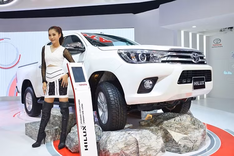  Toyota Hilux 2016 vẫn được Toyota Việt Nam (TMV) nhập nguyên chiếc từ Thái Lan, ngoài việc được trang bị hộp số và động cơ mới, mẫu bán tải này còn bổ sung thêm 2 màu mới là trắng ngọc trai và đỏ thẫm, bên cạnh 4 màu đã có trước đó.