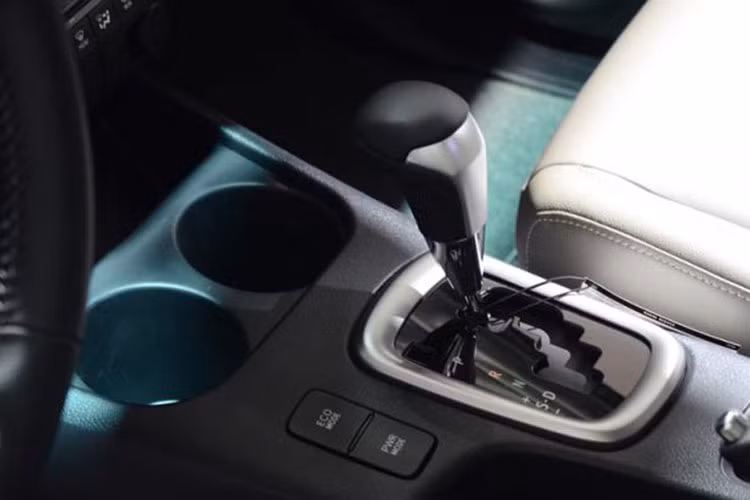 Một số trang bị cũng như tính năng vận hành đáng chú ý trên Hilux mới có thể kể đến như: các hệ thống ABS, EBD, BA. Hệ thống cân bằng điện tử tích hợp khả năng điều khiển ổn định khi kéo moóc (VSC &amp; TSC), hệ thống kiểm soát lực kéo chủ động hay hệ thống gài cầu điện tử với khóa vi sai cầu sau...