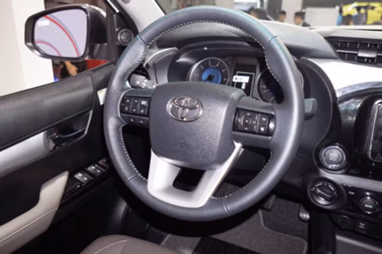 Cả 3 phiên bản của Hilux mới đều được trang bị chế độ lái ECO và chế độ POWER, nhờ đó người lái có thể lựa chọn chế độ lái xe phù hợp nhu cầu sử dụng của mình trên mỗi hành trình, giúp nâng cao năng suất của động cơ và giảm mức tiêu hao nhiên liệu.