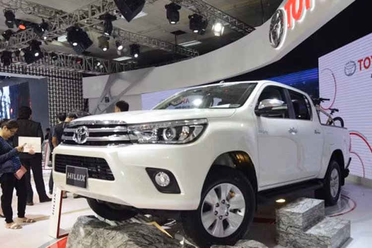 Tại thị trường Việt Nam, Hilux 2016 mới có mức giá bán (đã bao gồm VAT) từ 697 triệu đồng cho bản E 2.4L số sàn, 806 triệu đồng cho bản G 2.8L số sàn và 870 triệu đồng với bản G 2.8L số tự động.