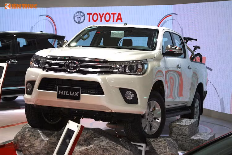 Thay đổi ở động cơ trên Hilux 2016 cụ thể là động cơ 1KD-FTV của phiên bản 3.0L trước đây được thay thế bằng động cơ 1GD-FTV 2.8L, I4, DOHC. Còn động cơ 2KD-FTV của phiên bản 2.5L trước được thay thế bằng động cơ 2GD-FTV 2.4L, I4, DOHC.