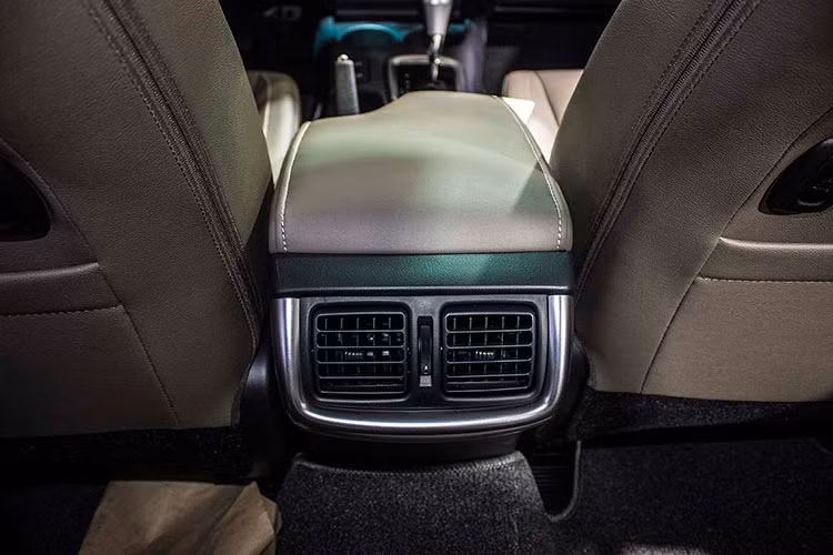 Bên cạnh bổ sung màu mới, hộp số và động cơ mới, Toyota Hilux 2016 không khác biệt gì ở nội ngoại thất, trừ việc xe được trang bị thêm camera lùi hiển thị trên màn hình DVD trang bị trên Hilux 2.8G AT nhằm tăng tính tiện dụng và an toàn hơn cho người sử dụng.