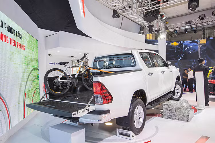 Mô-men xoắn của Hilux phiên bản mới cũng được gia tăng đáng kể: đối với Hilux E 2.4L tăng từ 343 Nm tại 1600~2800 vòng/phút lên 400 Nm tại 1600~2000 vòng/phút và Hilux G 2.8L (số tự động) tăng từ 360 Nm tại 1600~3000 vòng/phút lên 450 Nm 1600~2400 vòng/phút.