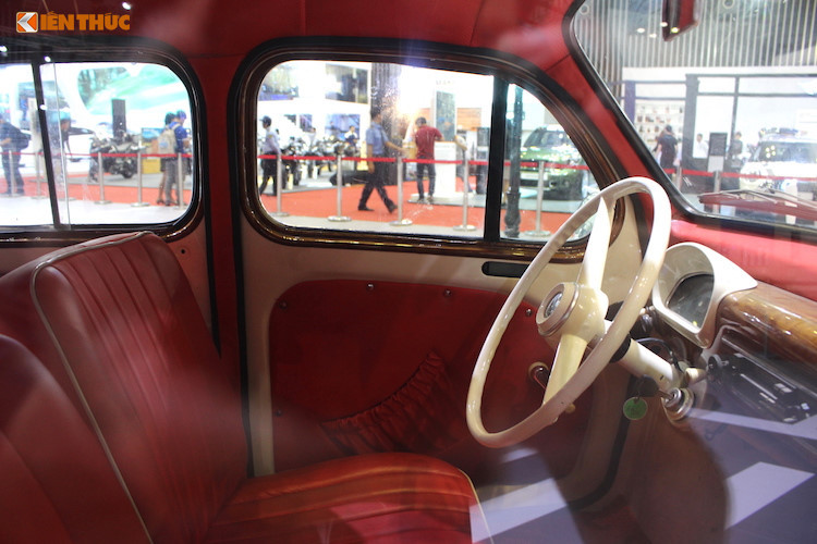 Renault 4CV sử dụng kết cấu thân nguyên khối (monocoque) và có chiều dài chỉ 3,6 mét. Một điểm đặc biệt của chiếc xe dó là thiết kế cửa với bản lề ngược ở phía trước. Chiếc Renault của Phạm Xuân Ẩn có nội thất màu trắng kem và các ghế bọc da màu đỏ cổ điển và thanh nhã.