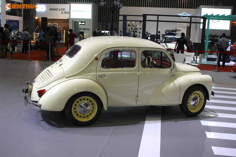 Nằm ở phía sau đuôi xe của 4CV là khối động cơ 4 xi-lanh thẳng hàng nạp khí tự nhiên có dung tích 747 cc. Không giống như tên gọi, động cơ này có công suất lên tới 21,3 mã lực và mô-men xoắn cực đại 45 Nm. Kết hợp cùng hệ dẫn động cầu sau và hộp số sàn 3 cấp, chiếc xe có thể đạt tốc độ tối đa 95 km/h và thời gian tăng tốc từ 0-100 km/h lên tới 34 giây.