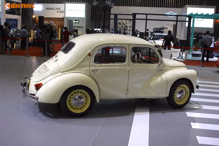 Nằm ở phía sau đuôi xe của 4CV là khối động cơ 4 xi-lanh thẳng hàng nạp khí tự nhiên có dung tích 747 cc. Không giống như tên gọi, động cơ này có công suất lên tới 21,3 mã lực và mô-men xoắn cực đại 45 Nm. Kết hợp cùng hệ dẫn động cầu sau và hộp số sàn 3 cấp, chiếc xe có thể đạt tốc độ tối đa 95 km/h và thời gian tăng tốc từ 0-100 km/h lên tới 34 giây.