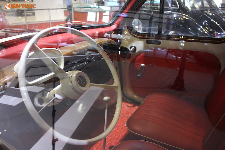 Tên gọi "4CV" của chiếc xe mang ý nghĩa là 4 mã lực. Tuy nhiên, đây không phải công suất thực của chiếc xe khi mức công suất này được tính đơn giản bằng đường kính và hành trình xi-lanh như những năm đầu Thế kỷ 20, trong khi những công nghệ khác đã khiến cho công suất động cơ mạnh hơn rất nhiều.