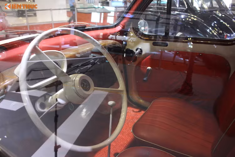 Tên gọi "4CV" của chiếc xe mang ý nghĩa là 4 mã lực. Tuy nhiên, đây không phải công suất thực của chiếc xe khi mức công suất này được tính đơn giản bằng đường kính và hành trình xi-lanh như những năm đầu Thế kỷ 20, trong khi những công nghệ khác đã khiến cho công suất động cơ mạnh hơn rất nhiều.