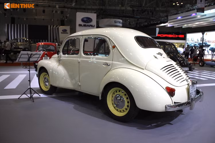 Có cách đọc theo tên tiếng Pháp là Quatre Chevaux, Renault 4CV là mẫu xe cỡ nhỏ của thương hiệu ôtô đình đám Pháp và được sản xuất từ năm 1947-1961. Nó là chiếc xe đầu tiên được sản xuất tại Pháp với doanh số hơn 1 triệu chiếc (chính xác là 1.105.543 chiếc).