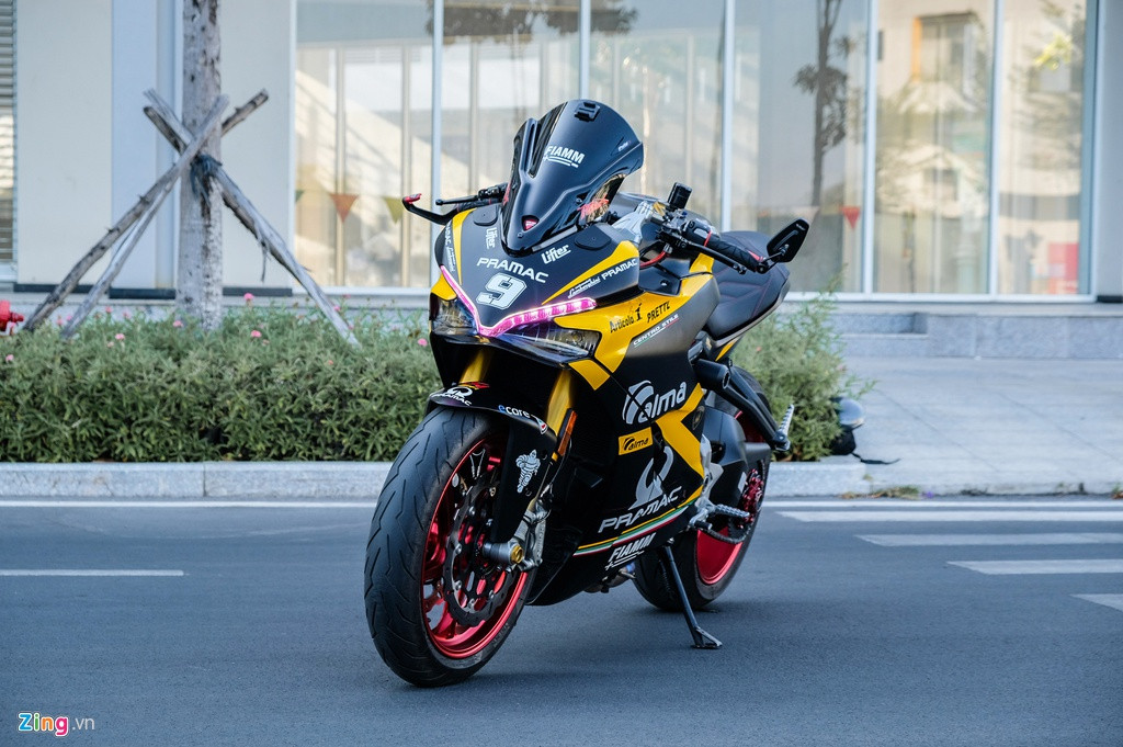 Từ khi được phân phối chính hãng tại Việt Nam vào năm 2009, những chiếc xe môtô Ducati trở nên phổ biến hơn. Không khó để bạn bắt gặp một chiếc Ducati sở hữu gói độ khủng. Trước đây, Zing.vn đã giới thiệu đến độc giả những bản độ Monster, 1199 Panigale hay Panigale V4 với dàn trang bị từ vài trăm triệu đến hơn 1 tỷ đồng.