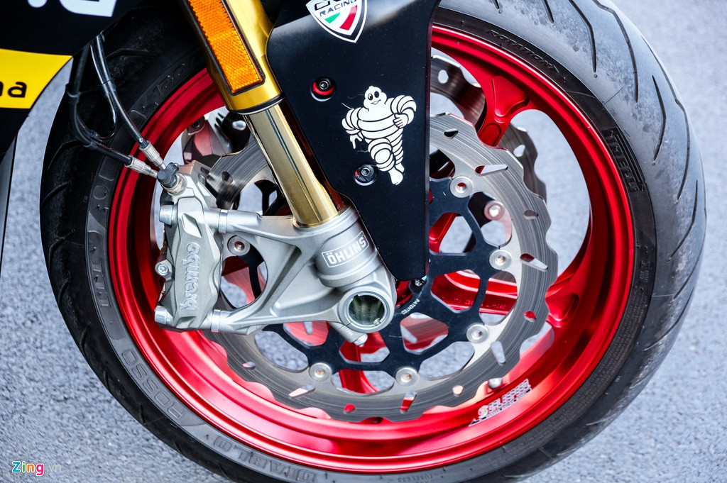Tương tự các bản độ các, dàn chân là nơi đắt giá nhất của chiếc Ducati SuperSport S độ khủng này. Kẹp phanh Brembo M4.32, giảm xóc Ohlins trước/sau là trang bị tiêu chuẩn trên phiên bản SuperSport S nên chủ nhân không thay đổi các chi tiết này. Không thay đổi kẹp phanh nhưng hệ thống đĩa phanh trước trên xe được nâng cấp lên thương hiệu Galfer.