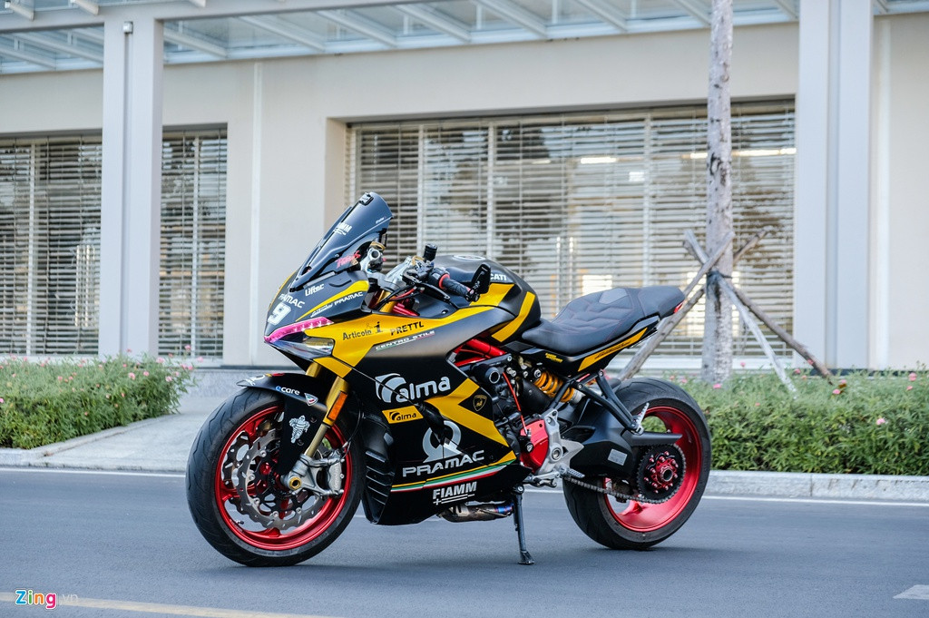 Ra mắt toàn cầu tại triển lãm Intermot 2016, Ducati SuperSport được bán ra từ tháng 3/2017. Tháng 10/2017, SuperSport được đưa về Việt Nam với 2 phiên bản: tiêu chuẩn và phiên bản S. Hai phiên bản có giá xe Ducati SuperSport lần lượt là 514 triệu đồng và 571 triệu đồng, nhập khẩu nguyên chiếc từ Thái Lan.