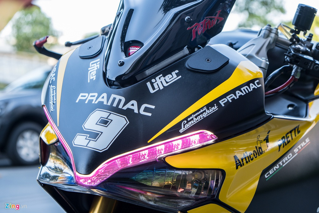 Nguyên bản, đèn báo rẽ của Ducati SuperSport S được tích hợp vào kính chiếu hậu. Trên bản độ, kính chiếu hậu được loại bỏ nên chủ xe đã trang bị bộ phận che kính tích hợp đèn báo rẽ của NRC có giá hơn 4 triệu đồng.