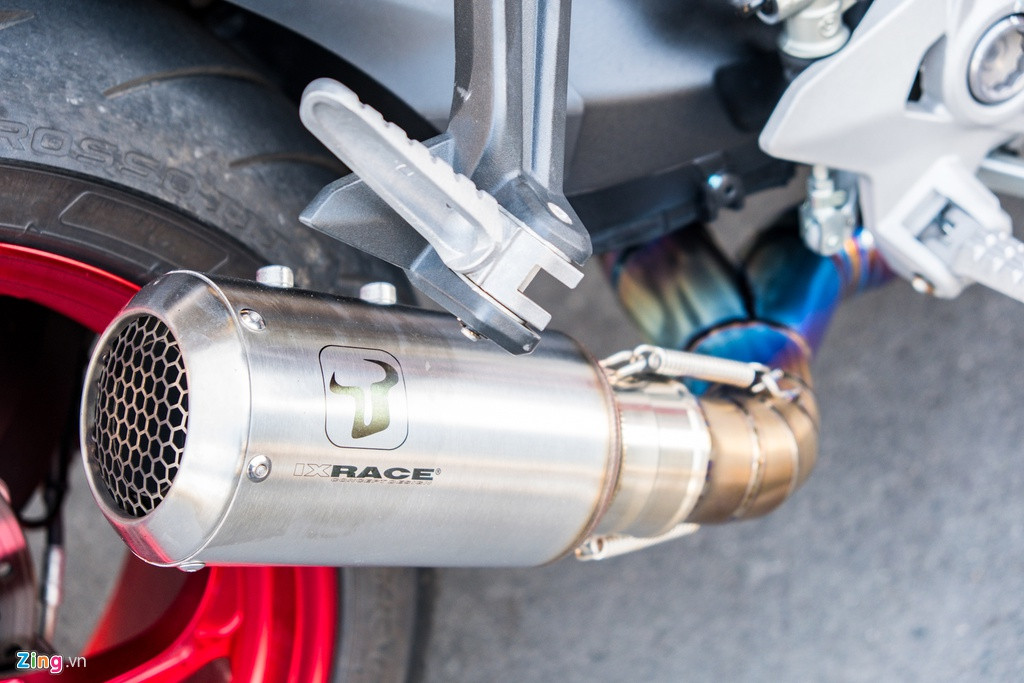 Bản độ được trang bị ống xả slip-on đền từ thương hiệu IXIL Race đi kèm phần nối trung gian bằng titanium. Với công nghệ thừa hưởng từ ống xả xe đua, ống xả mới trên xe cho âm thanh đanh hơn, phát huy âm thanh 2 máy đặc trưng của Ducati.