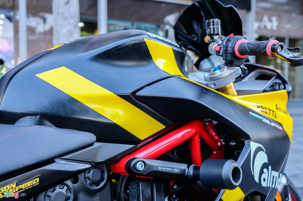 Để bảo vệ chiếc xe trong trường hợp bị ngã đổ, chủ xe trang bị bộ khung chống đổ sườn Evotech. Bên cạnh đó, bản độ còn sử dụng bộ che két tản nhiệt của Evotech.