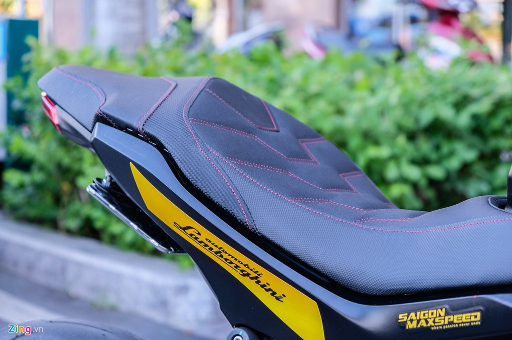 SuperSport sở hữu kính chắn gió lớn, có thể nâng cao như dòng xe touring. Cụm đồng hồ dạng LCD, hiển thị đa thông tin. Các công nghệ trên SuperSport gồm hệ thống chống bó cứng phanh ABS của Bosch, hệ thống kiểm soát lực kéo DTC 8 mức, công nghệ bướm ga điện tử Riding by Wire và công nghệ sang số nhanh (trên bản S). 