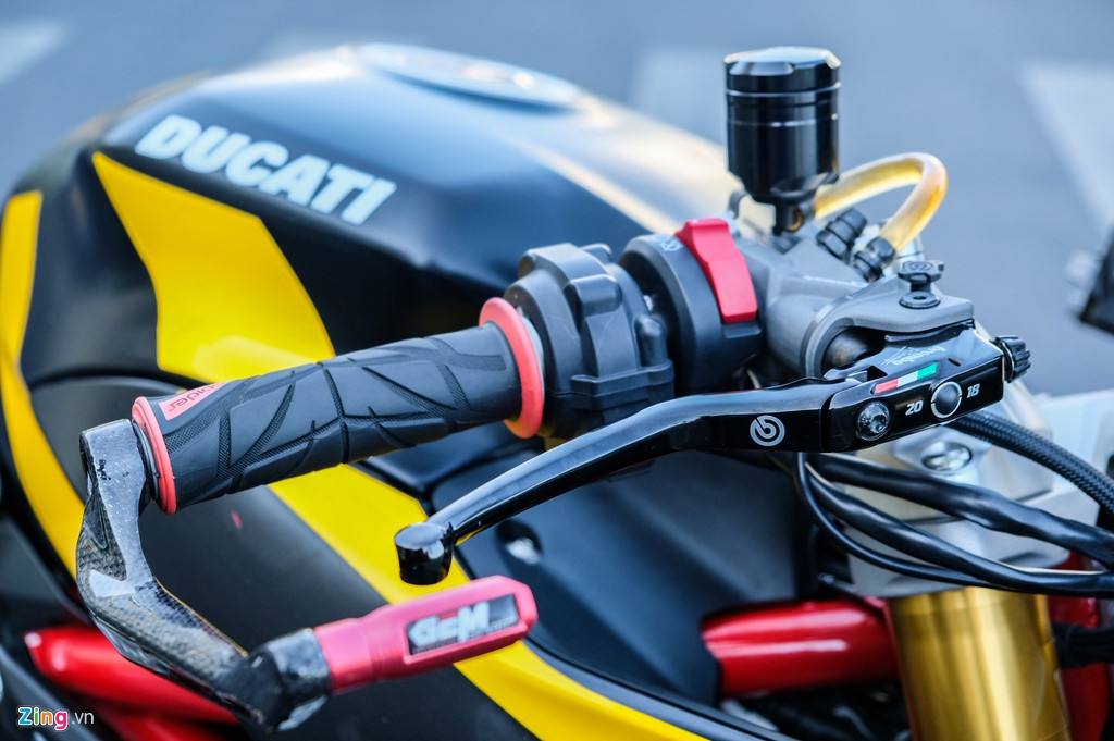 Trên ghi-đông, chiếc SuperSport S được trang bị cùm phanh dầu Brembo Corsacorta RCS 19, cùm côn dầu Galespeed VRC và bình dầu CNC Racing Pramac. Các chi tiết này có giá gần 20 triệu đồng.