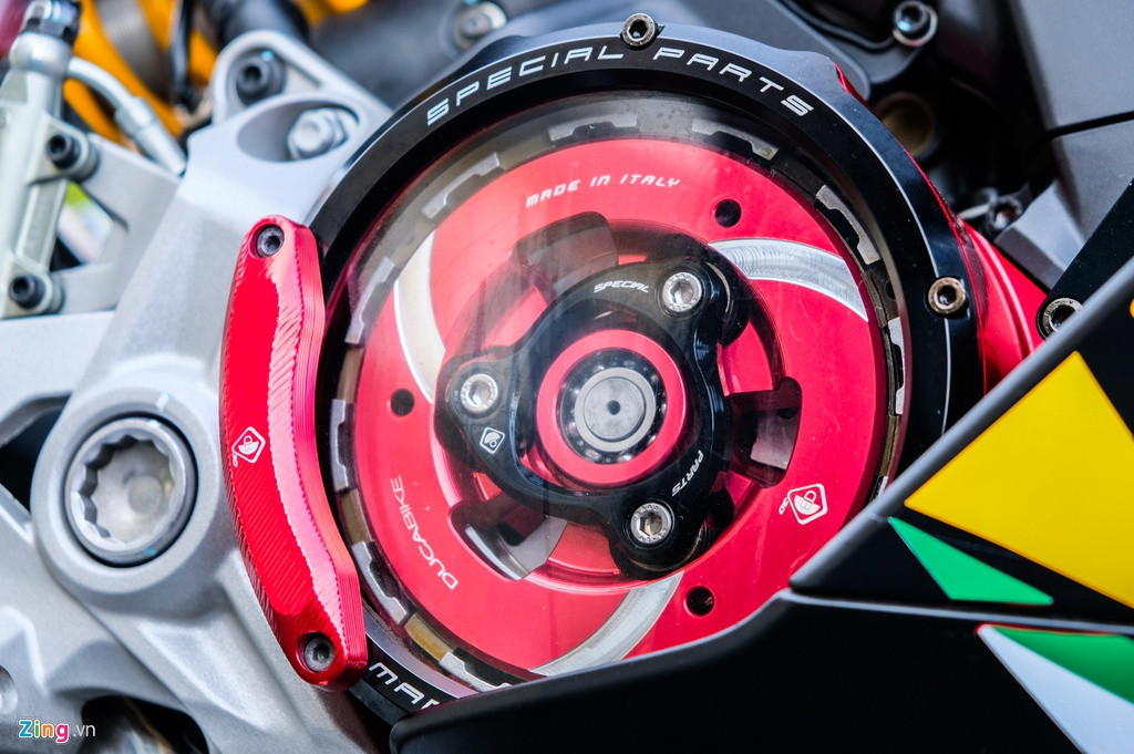 Bản độ được trang bị bộ lốc nồi trong suốt (thường được gọi "bể cá"), chụp bố nồi, chụp lò xo nồi, bộ đũa côn dầu, trợ côn dầu và chống đổ lốc nồi mới. Tất cả đều đến từ thương hiệu Ducabike và có giá khoảng 35 triệu đồng.