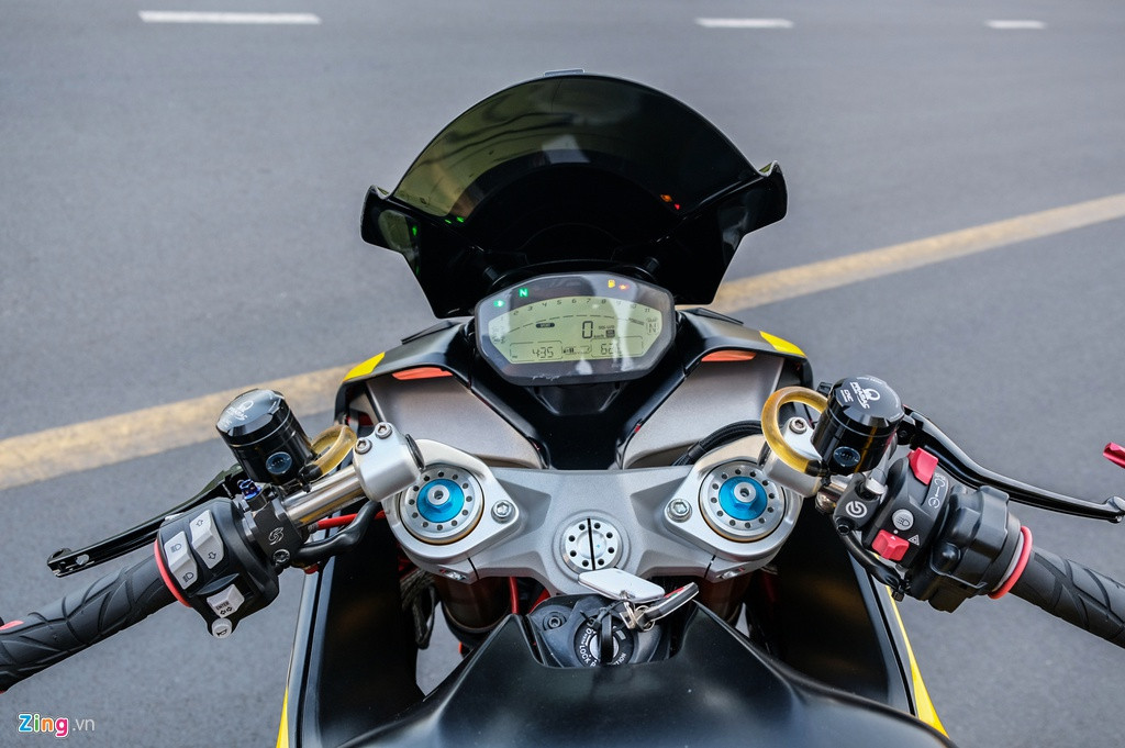 Với SuperSport, Ducati phá vỡ truyền thống khi tạo ra một chiếc môtô sở hữu khung sườn mắt cáo và một số bộ phận tương đồng với sportbike Panigale nhưng tư thế lái lại thoải mái với ghi-đông cao.