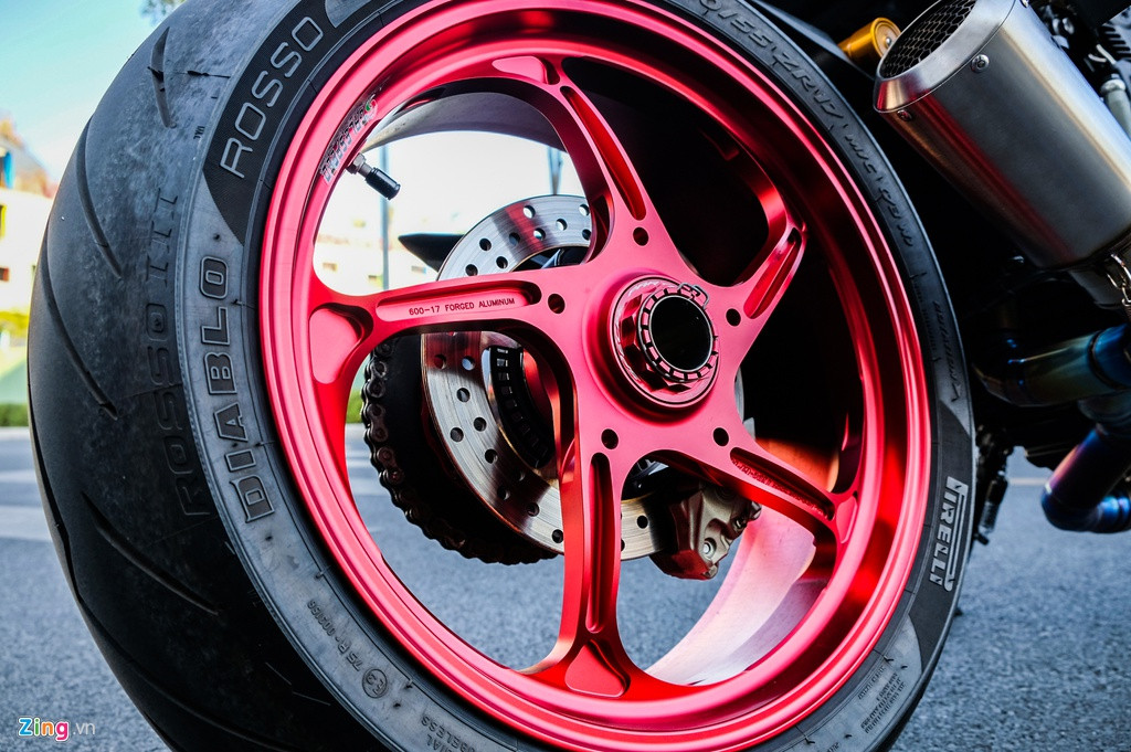 Tuy nhiên, bản độ vẫn nổi bật với cặp mâm Galespeed màu đỏ được làm từ nhôm rèn nguyên khối. Hiện tại, đa số mâm nguyên bản của xe phân khối lớn trên thị trường (trừ những bản cao cấp, phiên bản đặc biệt) đều là loại nhôm đúc. So với mâm nhôm đúc nguyên bản, mâm nhôm rèn có ưu điểm là nhẹ và tinh xảo hơn. Riêng bộ mâm này đã có giá 55 triệu đồng.