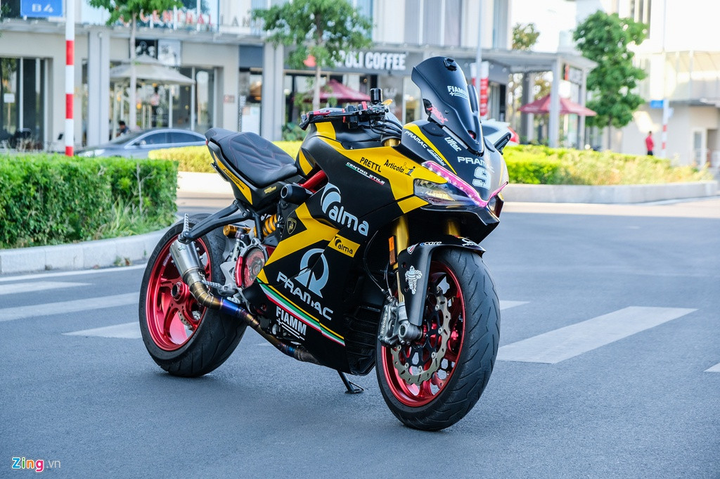 Đầu xe nổi bật với kính chắn gió Puig Superport màu đen, cao hơn kính nguyên bản. Chi tiết này làm cho chiếc xe hầm hố hơn. Do chủ xe là nữ, dải đèn chiếu sáng ban ngày dạng LED được chuyển sang màu hồng.