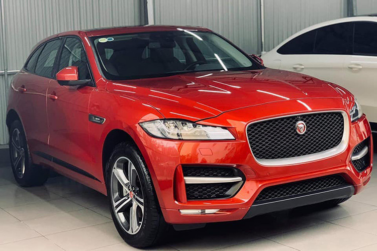 Lần đầu tiên ra mắt thị trường Việt Nam vào hồi tháng 3/2017, Jaguar F-Pace cạnh tranh trực tiếp với dòng SUV hạng sang như Porsche Macan, BMW X3 và Audi Q5. Vào thời điểm đó, giá xe Jaguar F-Pace được phân phối tại Việt Nam với 4 phiên bản là Pure, Prestige, R Sport và Portfolio dao động từ 3,595 - 4,894 tỷ đồng.