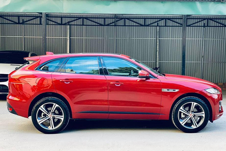 Tại Việt Nam, Jaguar F-Pace chỉ có một động cơ là máy xăng V6, siêu nạp, dung tích 3.0 lít với công suất tối đa 340 mã lực và mô-men xoắn cực đại 450 Nm. Động cơ kết hợp với hộp số tự động 8 cấp và hệ dẫn động 4 bánh toàn thời gian. Nhờ đó, xe có thể tăng tốc từ 0-100 km/h trong thời gian 5,8 giây và đạt vận tốc tối đa 250 km/h.