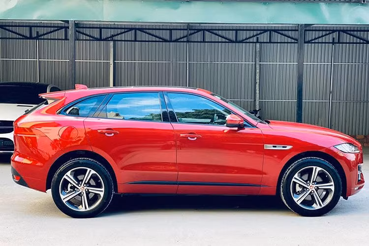 Tại Việt Nam, Jaguar F-Pace chỉ có một động cơ là máy xăng V6, siêu nạp, dung tích 3.0 lít với công suất tối đa 340 mã lực và mô-men xoắn cực đại 450 Nm. Động cơ kết hợp với hộp số tự động 8 cấp và hệ dẫn động 4 bánh toàn thời gian. Nhờ đó, xe có thể tăng tốc từ 0-100 km/h trong thời gian 5,8 giây và đạt vận tốc tối đa 250 km/h.