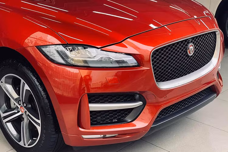 Thân xe của F-Peac dạng Lightweight Aluminium Architecture, với hơn 80% thân xe được làm từ nhôm nhằm giảm trọng lượng và tăng khả năng vận hành. Đuôi xe cũng sở hữu thiết kế đầy chất thể thao với cụm đèn hậu LED dài, bên dưới cản sau là hệ thống xả thể thao với ống xả kép. Khoang hành lý của mẫu xe này có thể tích lên đến 650 lít.