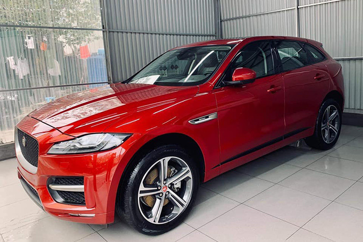 Chiếc xe trong bài viết này là phiên bản Jaguar F-Pace R-Sport đời 2017, đăng ký 2/2018. Thuộc dạng "chạy lướt" mới được khoảng 9000 dặm (hơn 14 nghìn km), chiếc F-Pace trong bài viết này hiện đang được chủ nhân chào bán trên sàn xe ôtô cũ hà Nội với mức giá 3,89 tỷ đồng.