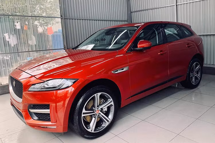 Chiếc xe trong bài viết này là phiên bản Jaguar F-Pace R-Sport đời 2017, đăng ký 2/2018. Thuộc dạng "chạy lướt" mới được khoảng 9000 dặm (hơn 14 nghìn km), chiếc F-Pace trong bài viết này hiện đang được chủ nhân chào bán trên sàn xe ôtô cũ hà Nội với mức giá 3,89 tỷ đồng.