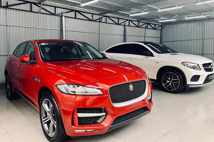 Ra mắt lần đầu tại triển lãm Frankfurt 2015, dù có dạng crossover nhưng Jaguar F-Pace mới được đánh giá là "xe thể thao tiện dụng tối thượng", đe dọa các đối thủ như Porsche Macan, BMW X3, Mercedes GLC, Lexus NX và Audi Q3. Tại Việt Nam, những chiếc Jaguar F-Pace xuất hiện trên thị trường xe cũ khá ít và nếu có thì cũng còn khá mới và chạy ít.