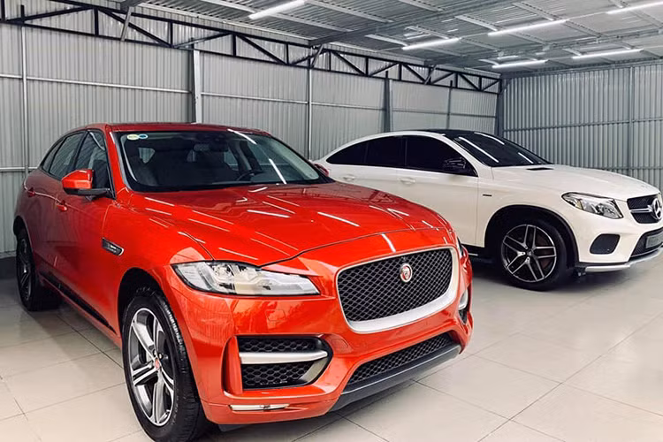Ra mắt lần đầu tại triển lãm Frankfurt 2015, dù có dạng crossover nhưng Jaguar F-Pace mới được đánh giá là "xe thể thao tiện dụng tối thượng", đe dọa các đối thủ như Porsche Macan, BMW X3, Mercedes GLC, Lexus NX và Audi Q3. Tại Việt Nam, những chiếc Jaguar F-Pace xuất hiện trên thị trường xe cũ khá ít và nếu có thì cũng còn khá mới và chạy ít.