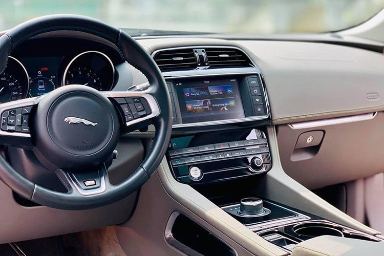 Bên trong xe, nội thất F-Pace hoàn toàn mới được bố trí 5 chỗ ngồi thoải mái. Các vật liệu cao cấp được sử dụng như gỗ, da, ốp nhôm xước, mạ chrome tạo nên sự sang trọng, tinh tế. Hệ thống đèn chiếu sáng nội thất có thể tuỳ chỉnh màu sắc cũng là một trang bị khơi gợi cảm xúc.