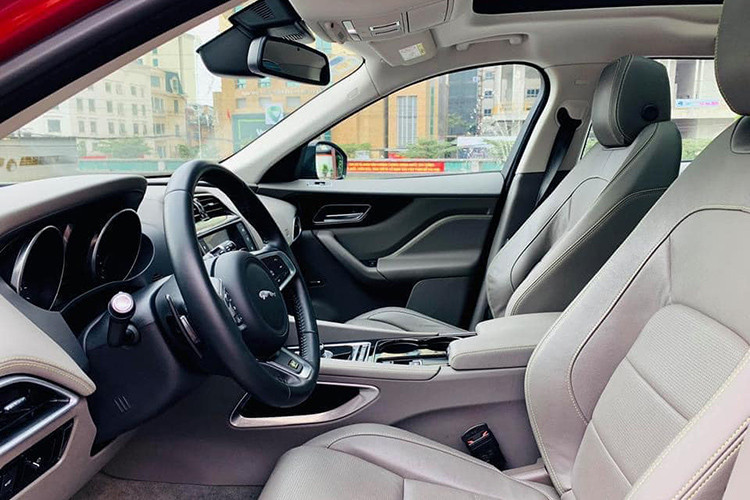 Những trang bị hiện đại của xe như; hệ thống thông tin giải trí InTouch Control Pro với màn hình cảm ứng 10,2 inch, hệ thống âm thanh Meridian cao cấp, hệ thống định vị vệ tinh có chế độ 3D, kết nối WiFi, màn hình 12,3 inch trong bảng đồng hồ hay màn hình hiển thị thông tin trên kính chắn gió HUD...