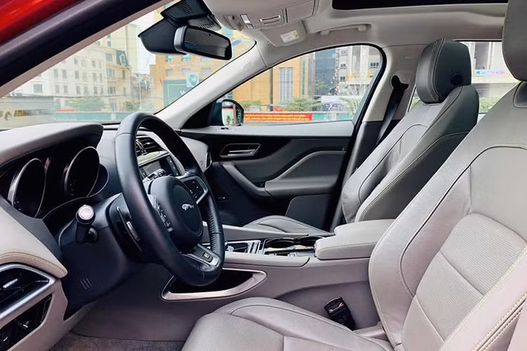 Những trang bị hiện đại của xe như; hệ thống thông tin giải trí InTouch Control Pro với màn hình cảm ứng 10,2 inch, hệ thống âm thanh Meridian cao cấp, hệ thống định vị vệ tinh có chế độ 3D, kết nối WiFi, màn hình 12,3 inch trong bảng đồng hồ hay màn hình hiển thị thông tin trên kính chắn gió HUD...