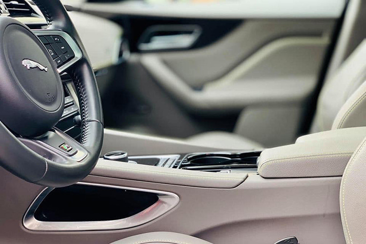 Về an toàn, Jaguar F-Pace được trang bị 8 túi khí, hệ thống kiểm soát lực kéo, kiểm soát hành trình, hỗ trợ phanh khẩn cấp EBA, phanh khẩn cấp AEB với cảm biến người đi bộ, điều hướng mô-men xoắn giúp vào cua an toàn, linh hoạt hơn, cân bằng điện tử hay cảnh báo va chạm quanh xe.