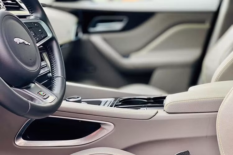 Về an toàn, Jaguar F-Pace được trang bị 8 túi khí, hệ thống kiểm soát lực kéo, kiểm soát hành trình, hỗ trợ phanh khẩn cấp EBA, phanh khẩn cấp AEB với cảm biến người đi bộ, điều hướng mô-men xoắn giúp vào cua an toàn, linh hoạt hơn, cân bằng điện tử hay cảnh báo va chạm quanh xe.