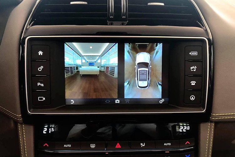 Ngoài việc được trang bị hệ thống điều hòa không khí trên xe với 4 vùng. F-Pace còn được trang bị tính năng Head Up Display (HUD) sử dụng công nghệ laser hiển thị thông tin trên kính chắn gió như tốc độ xe, thông tin dẫn đường, kiểm soát hành trình, cảnh báo giao thông...