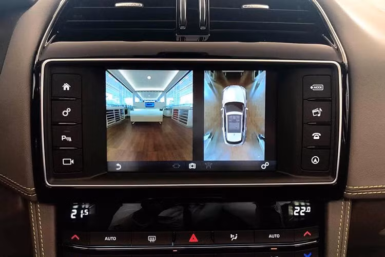 Ngoài việc được trang bị hệ thống điều hòa không khí trên xe với 4 vùng. F-Pace còn được trang bị tính năng Head Up Display (HUD) sử dụng công nghệ laser hiển thị thông tin trên kính chắn gió như tốc độ xe, thông tin dẫn đường, kiểm soát hành trình, cảnh báo giao thông...