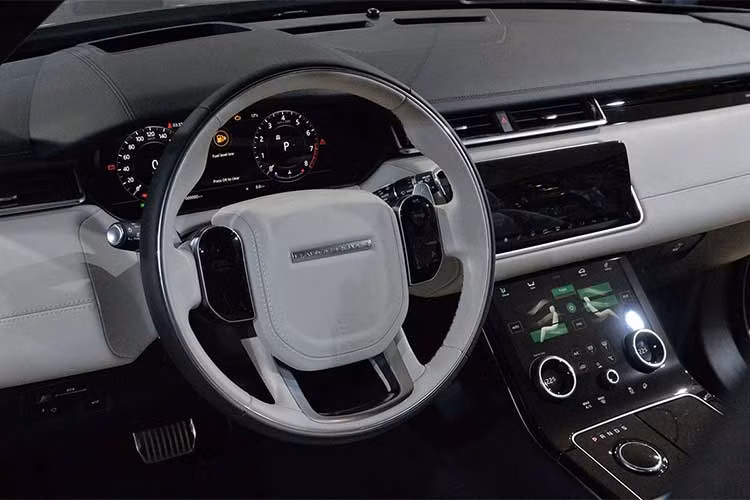 Bên trong xe có đầy đủ các trang bị tiên tiến nhất, như màn hình kỹ thuật số hiển thị thông tin cho người lái, màn hình hắt kính (HUD), màn hình đôi Touch Pro Duo, âm thanh cao cấp Meridian Signature 23 loa, công suất 1.600 W, ghế chỉnh điện 20 hướng và cửa sổ trời toàn cảnh. Thiết kế nội thất đi theo hướng tối giản hoá nhờ công nghệ.