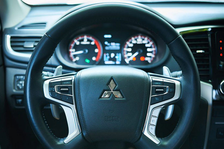 Ngoài ra, việc cho ra mắt 2 phiên bản Athlete mới của Mitsubishi Triton giúp doanh số của mẫu xe bán tải này tăng khá tốt ở tháng cuối năm 2021 với 975 xe được bán ra, còn vượt mặt đối thủ duyên nợ Toyota Hilux và bám sát vua doanh số Ford Ranger.