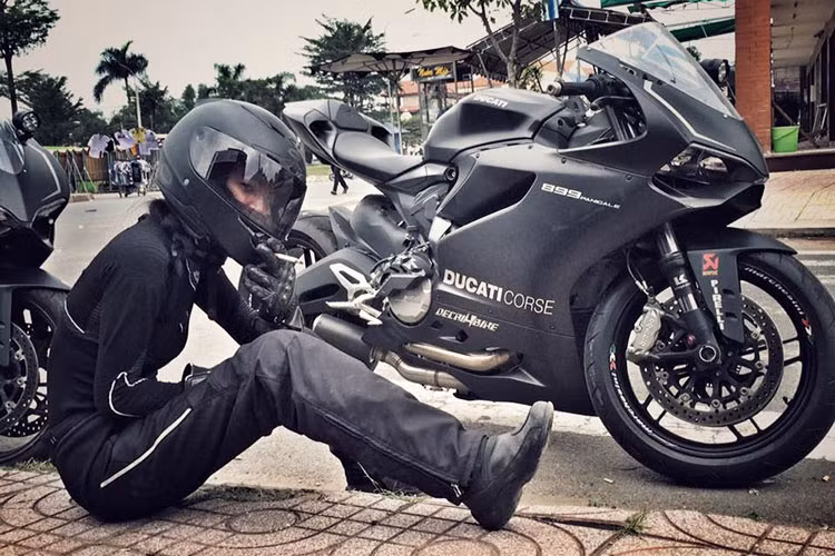 "Cá biệt" còn có những cô nàng nổi tiếng trong giới showbiz Việt như Tinna Tình, Nhung Kate... Họ là những người phụ nữ năng động, cá tính, luôn “cháy” hết mình trong công việc cũng như trong những đam mê bất tận – và trên hết vẫn là tình yêu cháy bỏng dành cho môtô cùng những hành trình khám phá khắp các nẻo đường Tổ quốc.