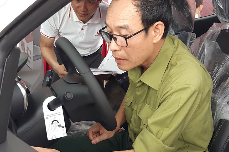 Khoang nội thất của VinFast Fadil tạo cảm giác cân đối hài hoà với người sử dụng, đơn giản nhưng không đơn điệu. Nội thất của xe VinFast Fadil có thiết kế thanh lịch với táp lô đối xứng 2 tông màu đen/xám, nổi bật hơn so với thiết kế toàn màu đen của một số mẫu xe hạng A khác.